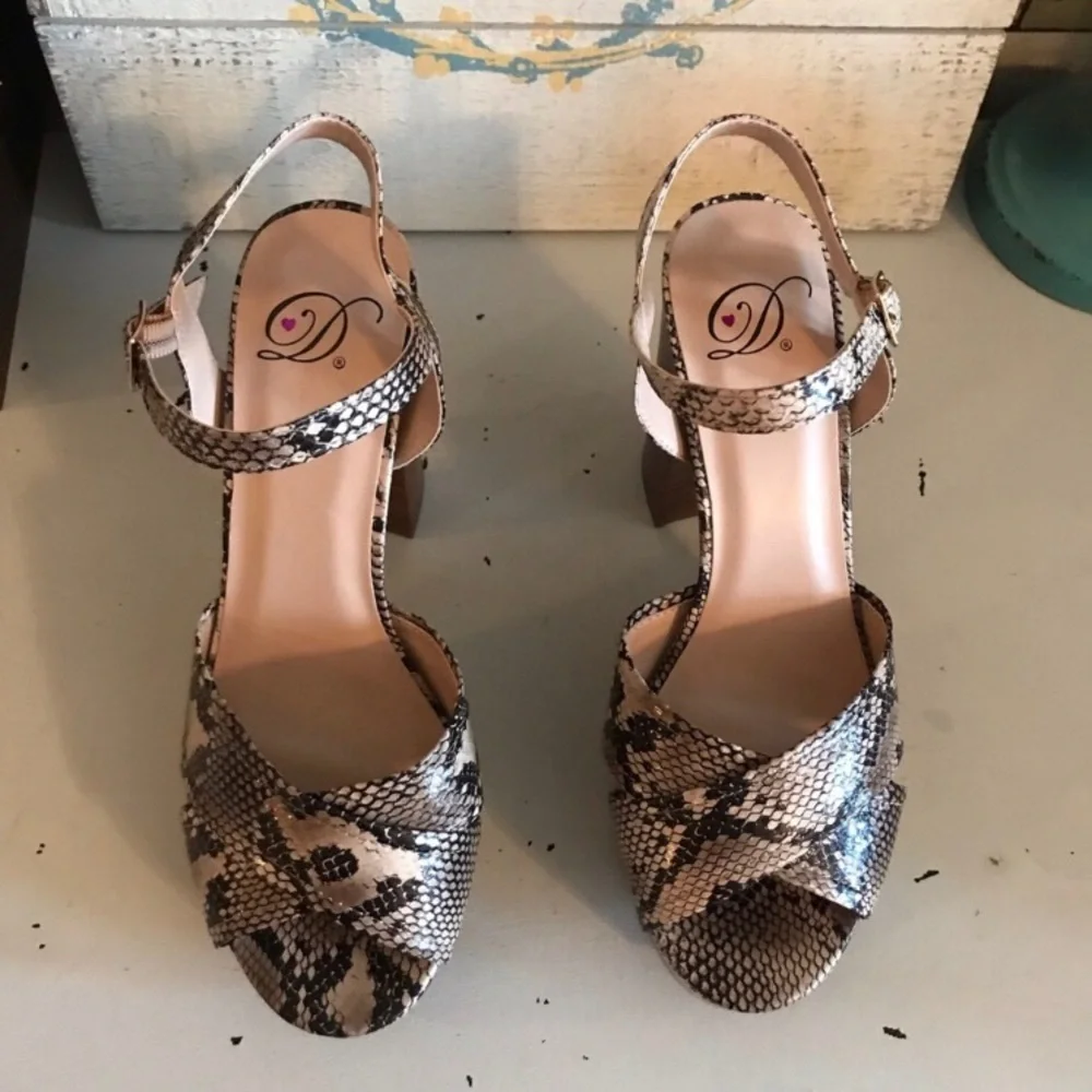 Snakeskin Strappy Platform Heels Sz 7 NEW